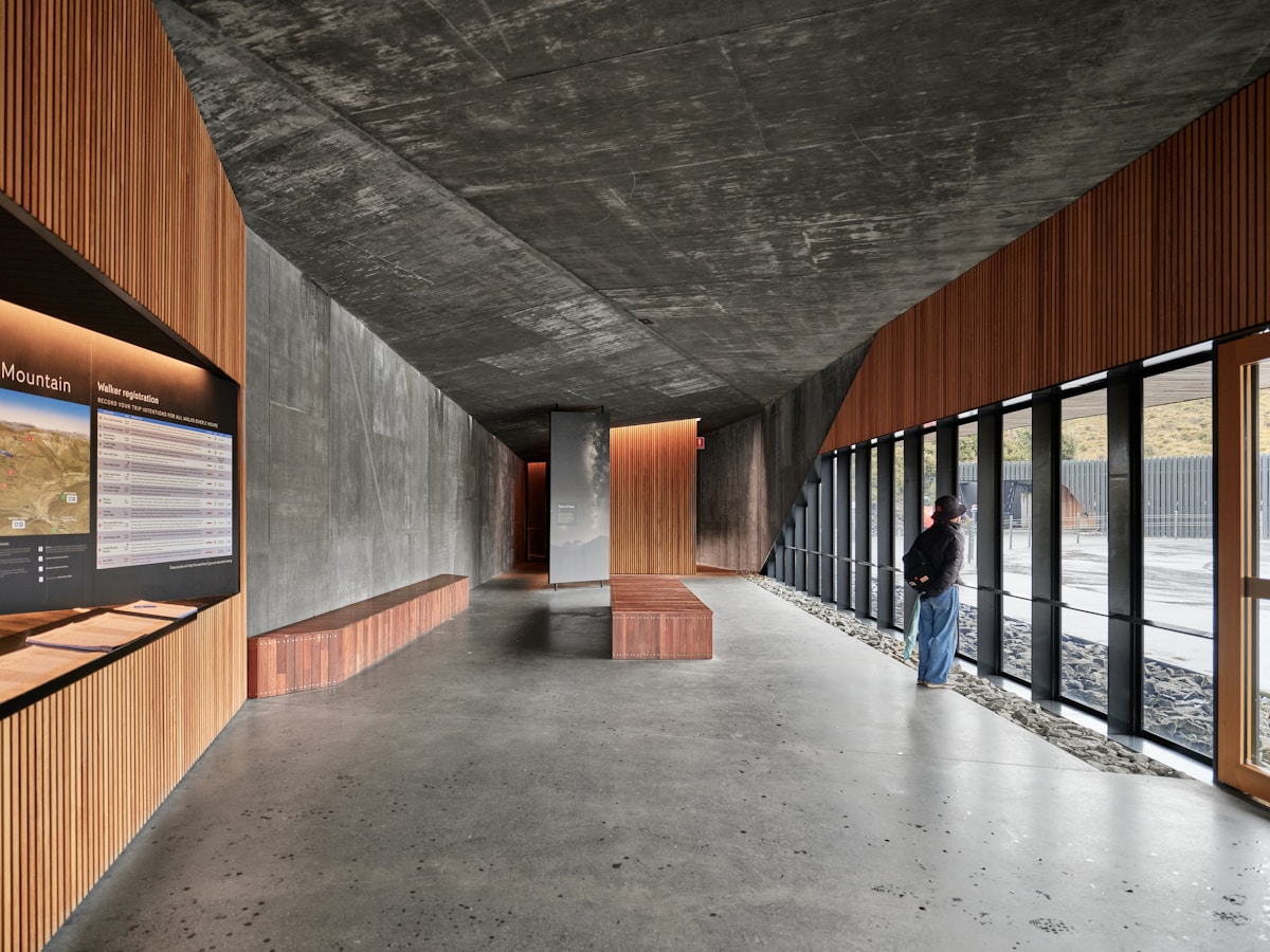 Architettura contemporanea con cemento e legno