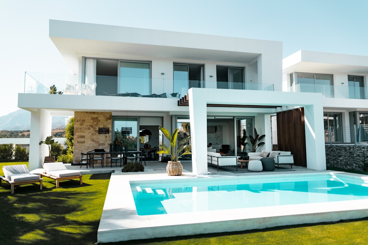 Villa luminosa con piscina e vegetazione
